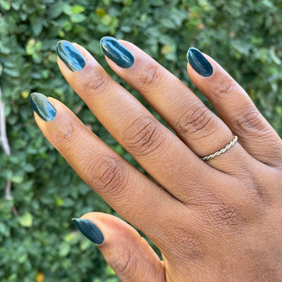 Dancing Green - Gel display on hand